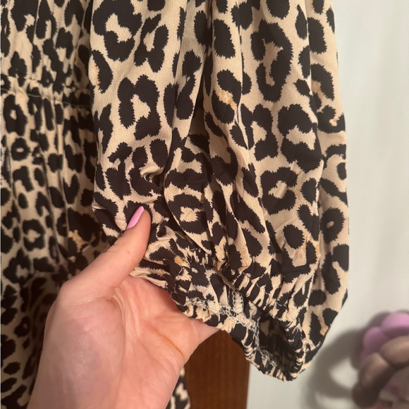 Everly leopard dress with synched waist size small worn once - Picture 4 of 6